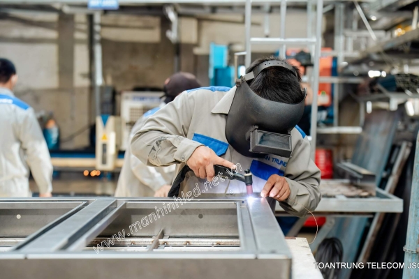 san-xuat-han-tig-khung-cabinet-man-hinh-led-outdoor