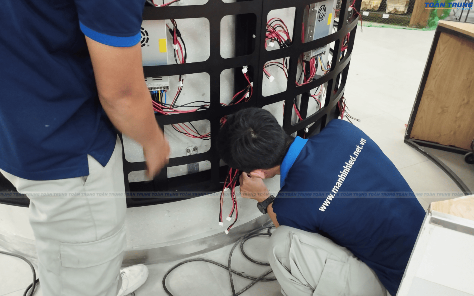lắp đặt màn hình LED Uốn cong