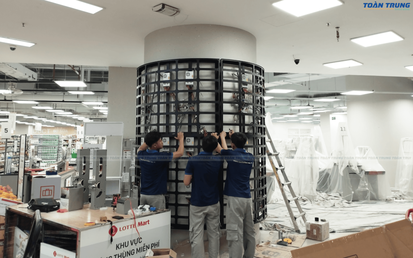 lắp đặt màn hình LED Uốn cong