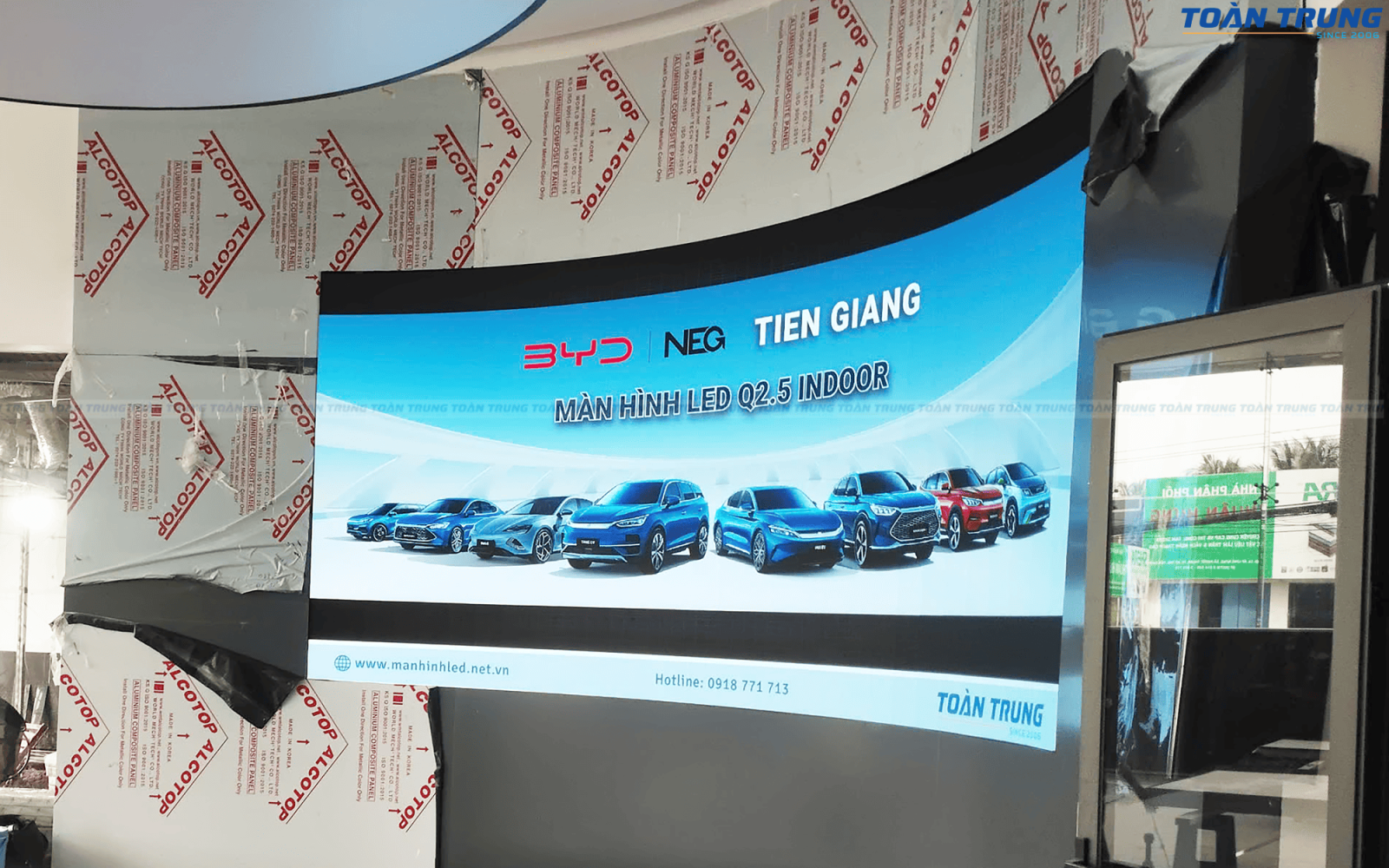 lắp đặt màn hình led p2.5 trong nhà tại Showroom BYD Tiền Giang