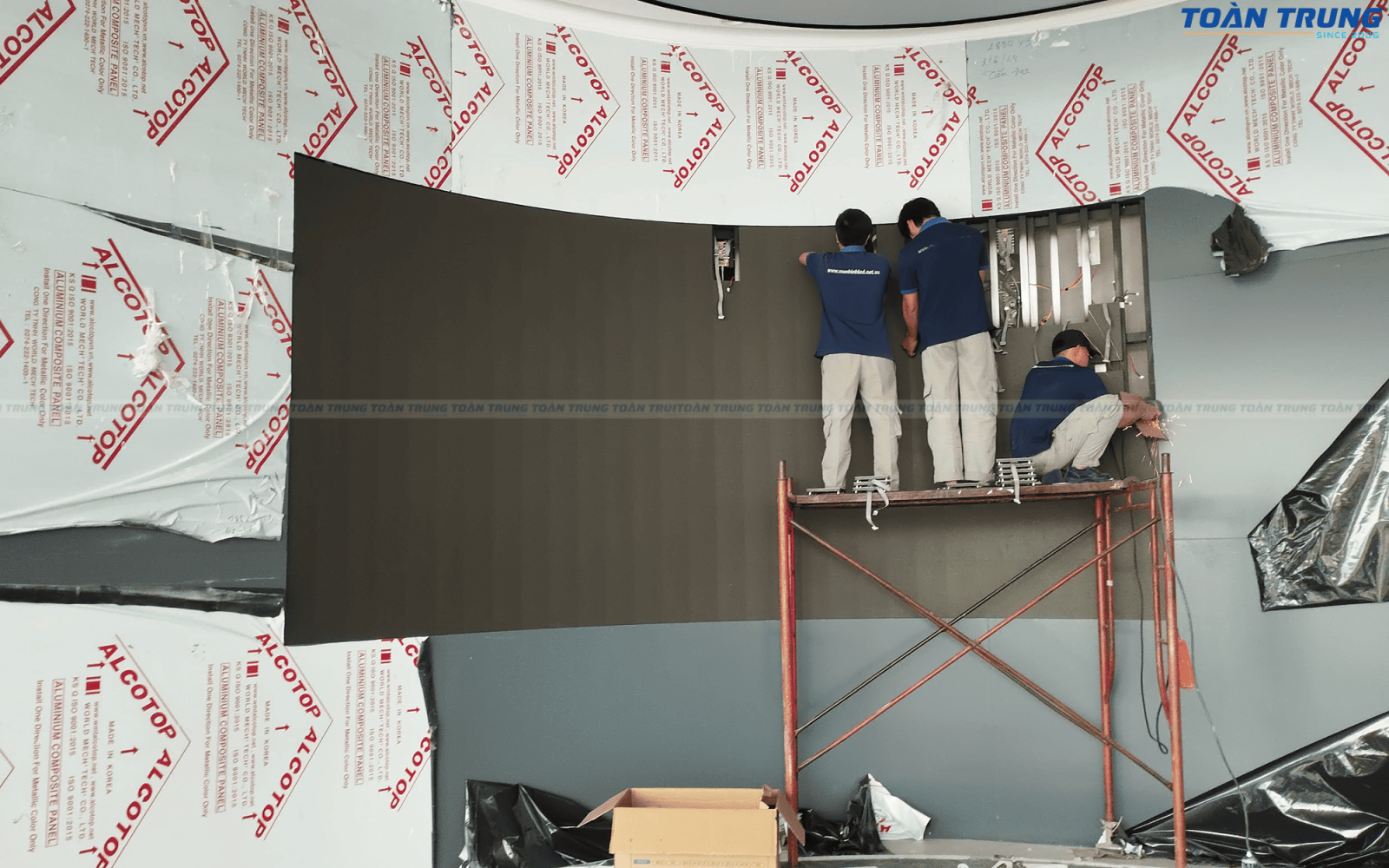 lắp đặt màn hình led p2.5 trong nhà tại Showroom BYD Tiền Giang