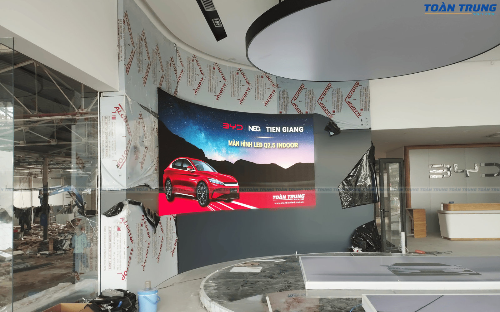 lắp đặt màn hình led p2.5 trong nhà tại Showroom BYD Tiền Giang