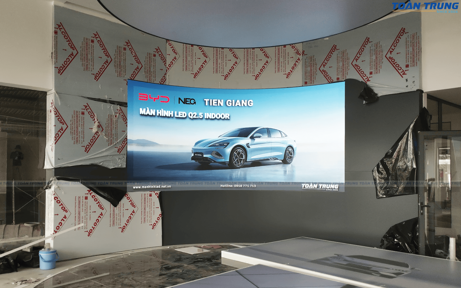 lắp đặt màn hình led p2.5 trong nhà tại Showroom BYD Tiền Giang