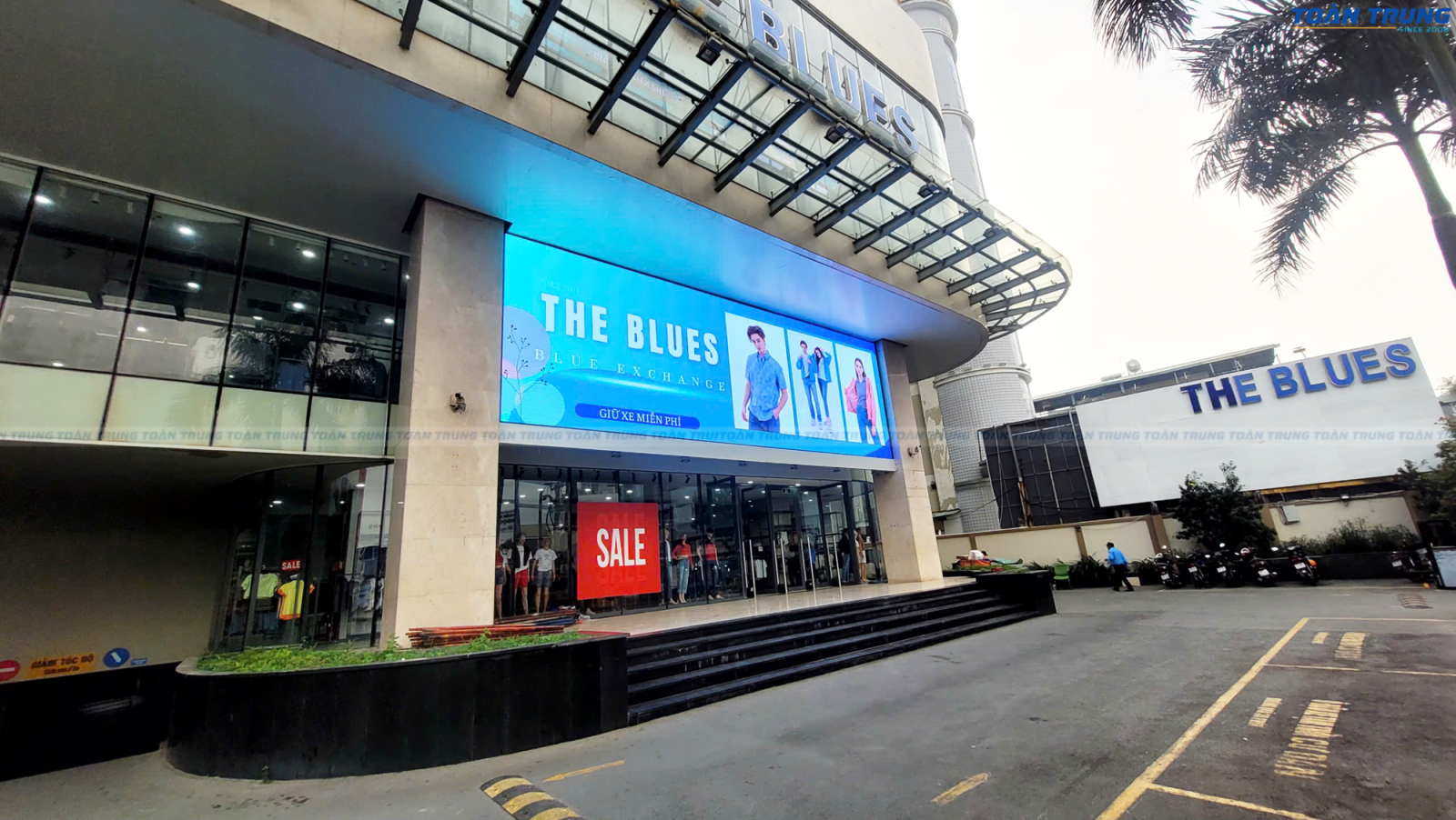 Lắp đặt màn hình LED P5 ngoài trời tại Blue Exchange