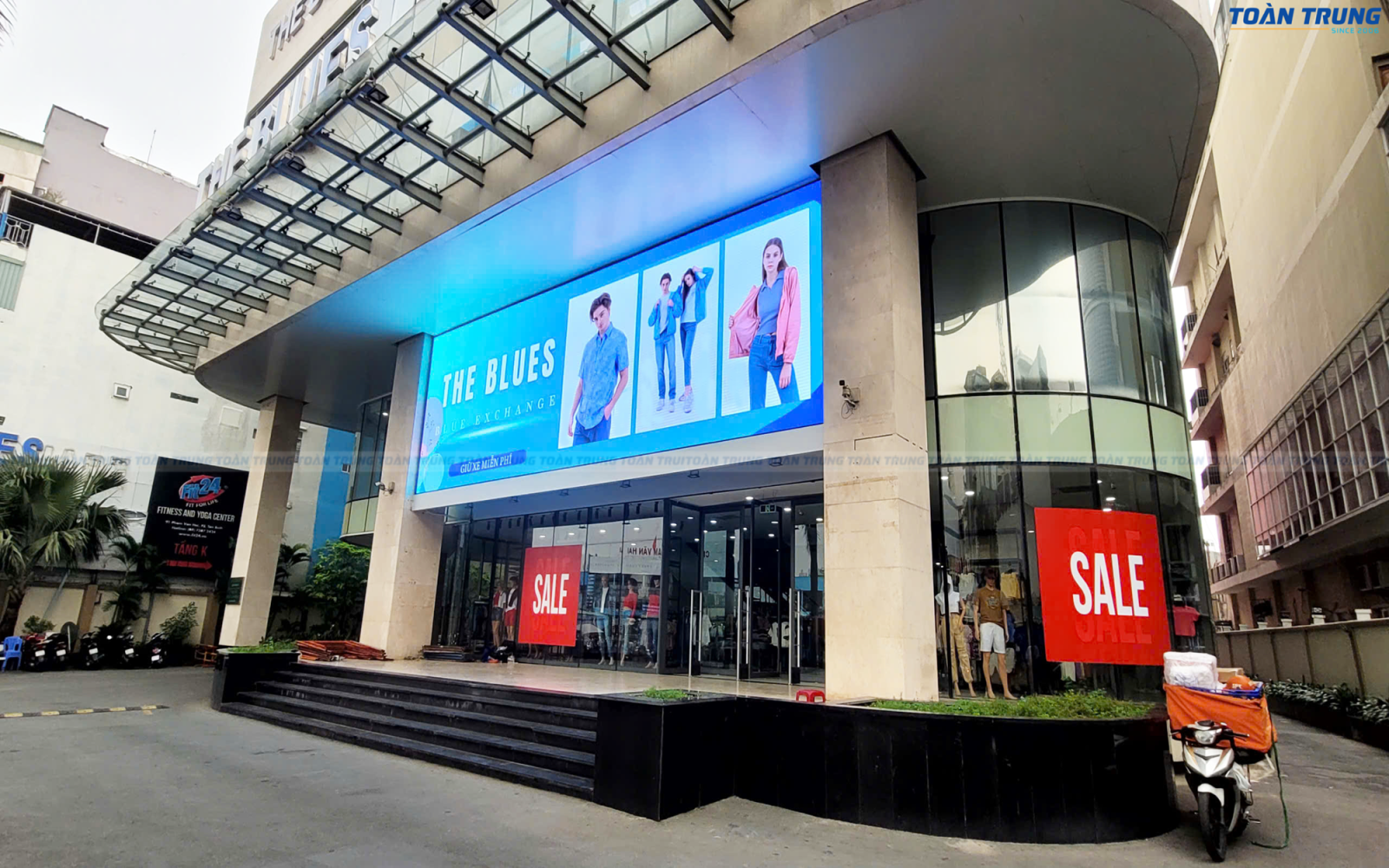 Lắp đặt màn hình LED P5 ngoài trời tại Blue Exchange