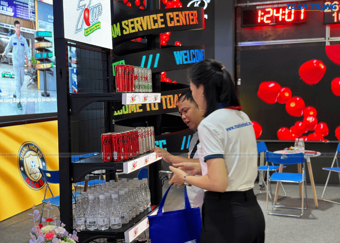 màn hình LED kệ hàng ở siêu thị 