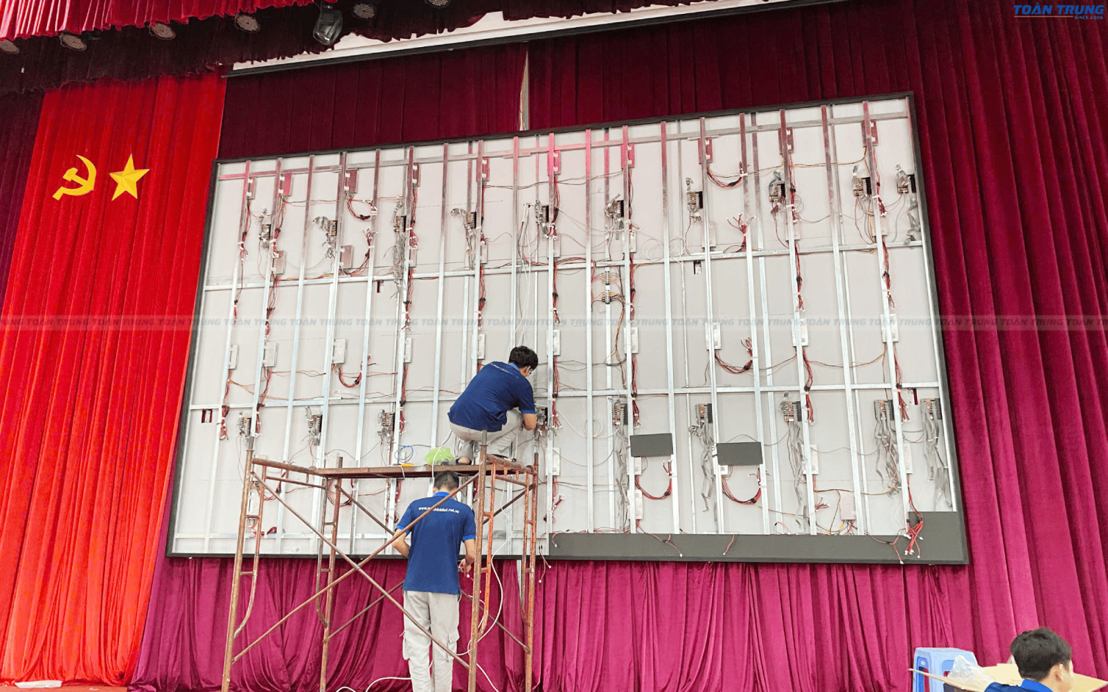 lắp đặt màn hình LED trong nhà