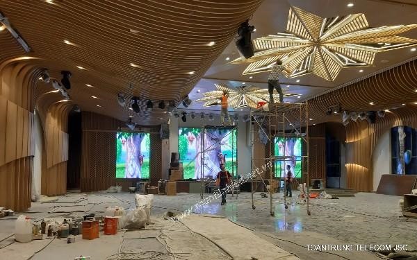 Quá trình lắp đặt màn hình LED của Toàn Trung Telecom JSC