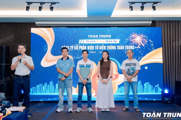 Trao chứng nhận sở hữu cổ phần cho nhân viên