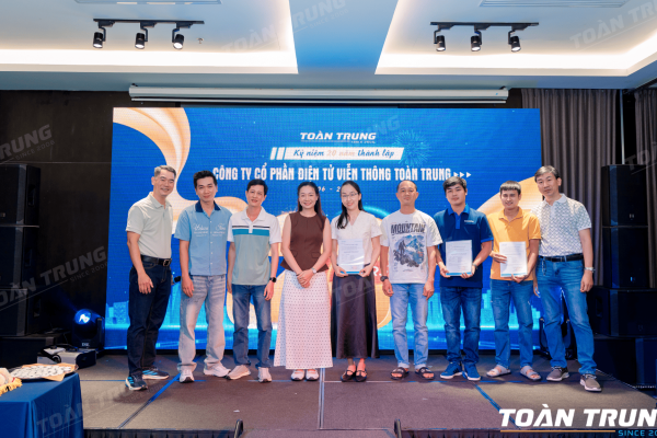 Trao chứng nhận sở hữu cổ phần cho nhân viên