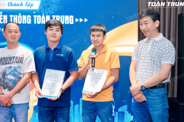 Trao chứng nhận sở hữu cổ phần cho nhân viên