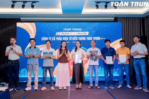 Trao chứng nhận sở hữu cổ phần cho nhân viên