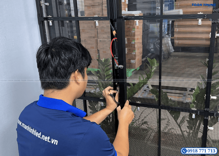 lắp đặt Màn hình LED trong suốt