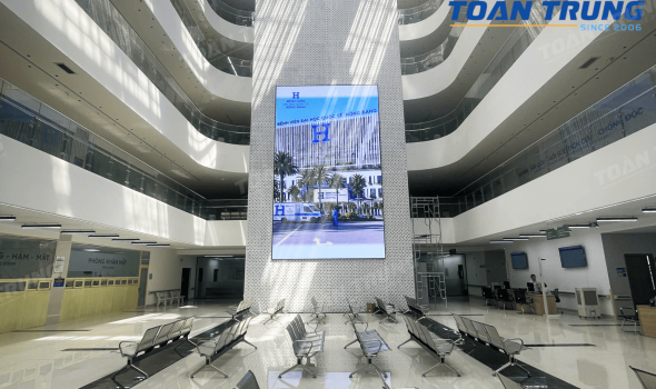 MÀN HÌNH LED P2 INDOOR - BỆNH VIỆN ĐẠI HỌC QUỐC TẾ HỒNG BÀNG 