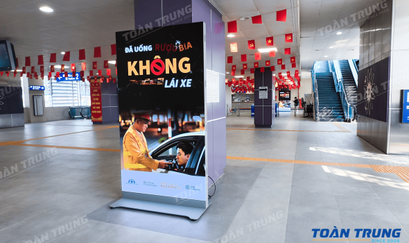 HỆ THỐNG 32 STANDEE LED GOB TẠI NHÀ GA METRO HÀ NỘI
